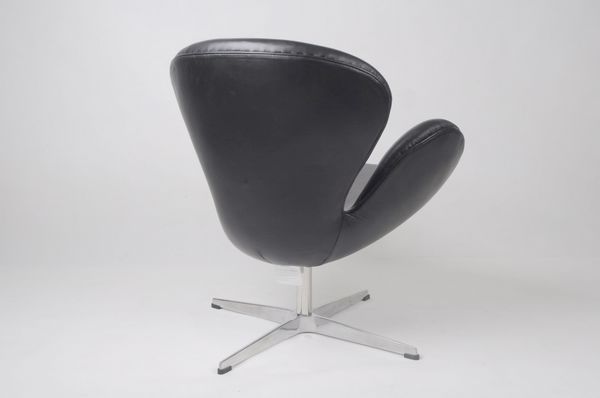 Swan chair in genuine leather by Arne Jacobsen[4] 