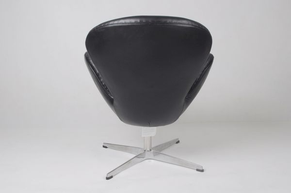 Swan chair in genuine leather by Arne Jacobsen[5] 