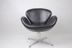 Swan chair in genuine leather by Arne Jacobsen
