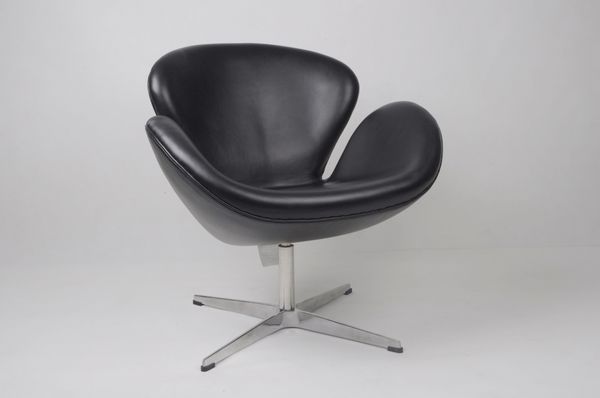 Swan chair in genuine leather by Arne Jacobsen[2]