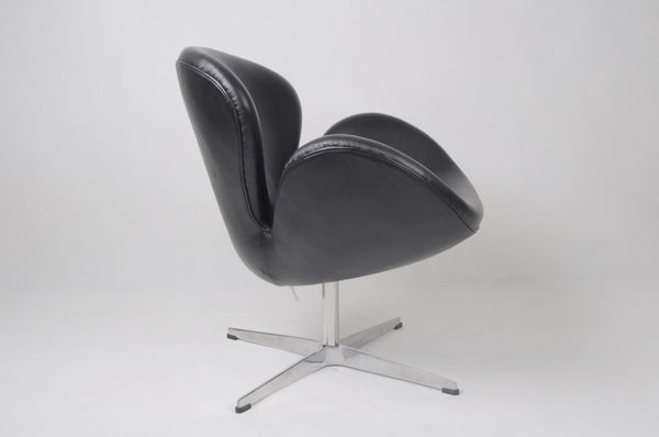Swan chair in genuine leather by Arne Jacobsen[3] 