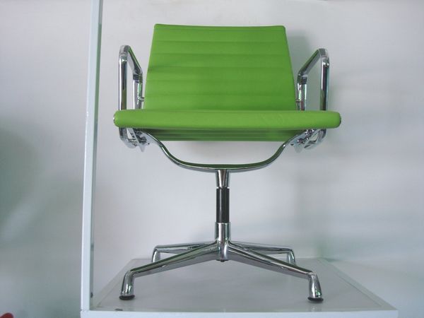 Aluminum Office chair by charles & ray eames[2]