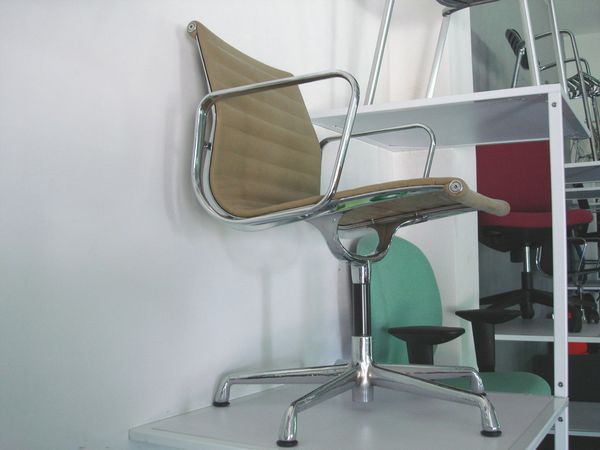 Aluminum Office chair by charles & ray eames[3] 
