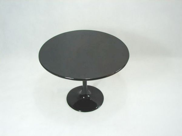 Tulip Round Table by Eero Saarinen[2]