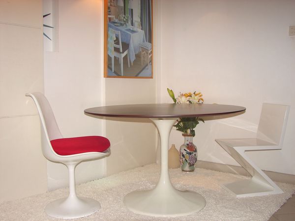 Tulip Round Table by Eero Saarinen[4] 