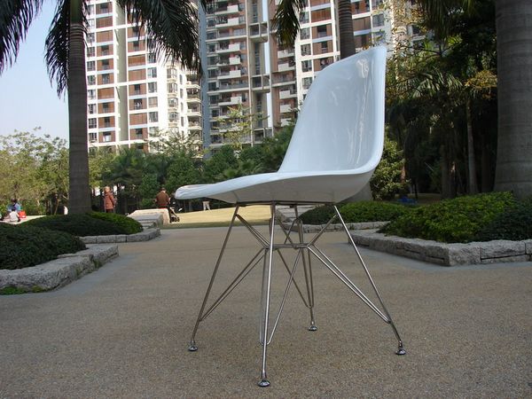 Eames Plastic Side Chair in Plated legs[2]